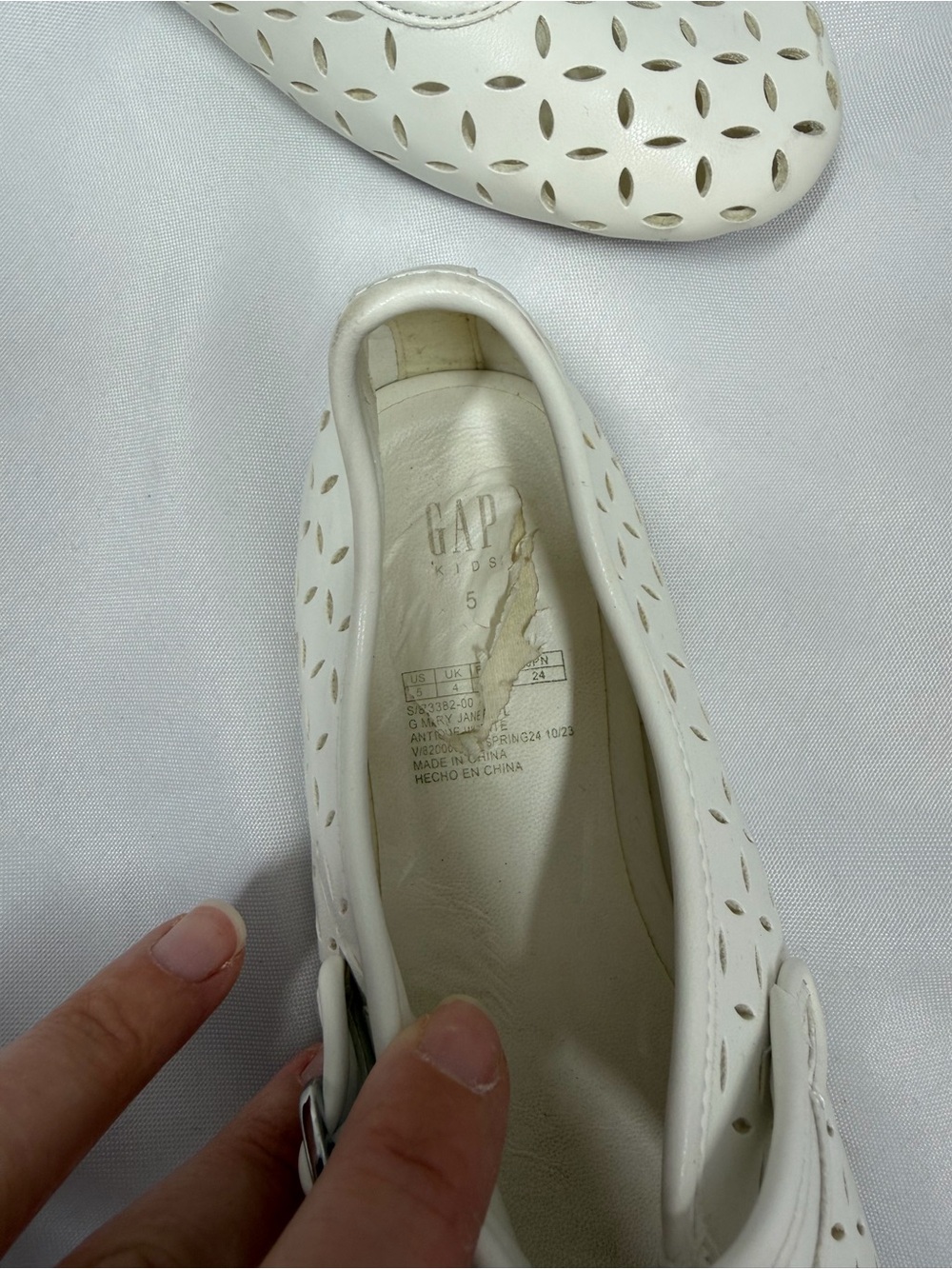 GAP | Mary Jane Flats White Shoes Perforated Lace Design Strap Big Girls Size 5 - Picture 9 of 10